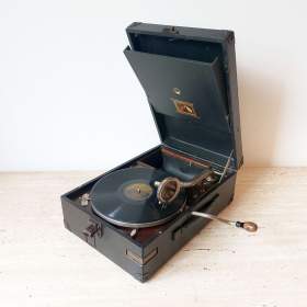 Fotka k inzerátu His Master’s Voice -  starožitný gramofon na kliku, top stav, plně funkční  / 18965781