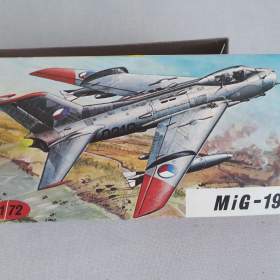 Fotka k inzerátu  MiG- 19 KoPro 1: 72 -  krabička a návod ke stavbě / 18975957