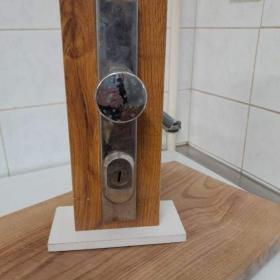 Foto inzerátu Držák Kování na dveře