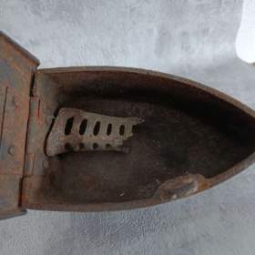 Foto inzerátu Velmi stará komínová žehlička