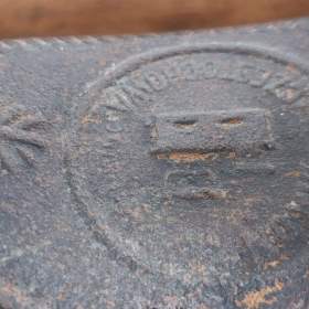 Foto inzerátu Velmi stará komínová žehlička