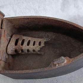 Foto inzerátu Velmi stará komínová žehlička