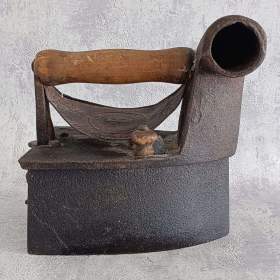 Foto inzerátu Velmi stará komínová žehlička