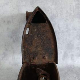 Foto inzerátu Velmi stará komínová žehlička