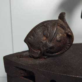 Foto inzerátu Velká stará žehlička s pěkně tvarovanou rukojeti