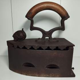 Foto inzerátu Velká stará žehlička s pěkně tvarovanou rukojeti