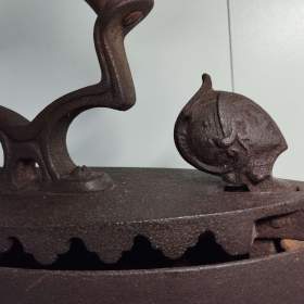 Foto inzerátu Velká stará žehlička s pěkně tvarovanou rukojeti