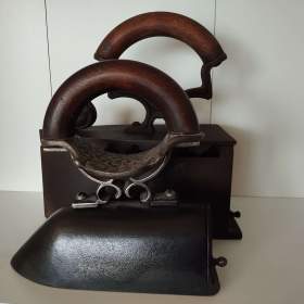 Foto inzerátu Velká stará žehlička s pěkně tvarovanou rukojeti