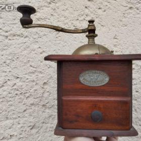Foto inzerátu Starý hezký zachovalý mlýnek na kávu se štítkem