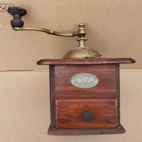 Foto inzerátu Starý hezký zachovalý mlýnek na kávu se štítkem