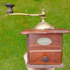 Fotka k inzerátu Starý hezký zachovalý mlýnek na kávu se štítkem  / 19645808