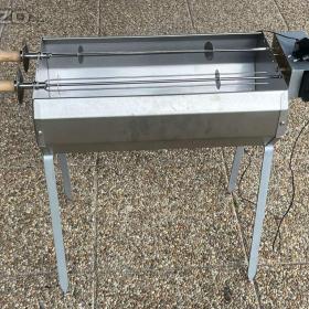 Foto inzerátu Zahradní gril s motorem