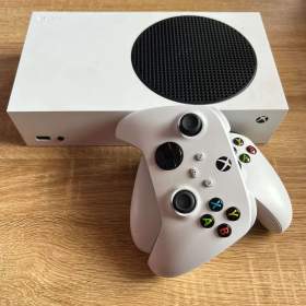 Obrázek k inzerátu: Xbox series S 500gb + 2 ovladače + 74 her