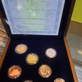 Fotka k inzerátu Sada oběžných mincí 2018 proof -  dřevěná etue / 19044795