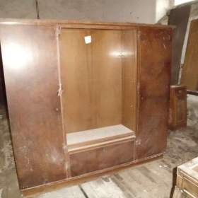 Foto inzerátu stará skříň