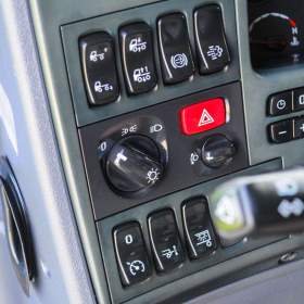 Foto inzerátu SCANIA P250 - VALNÍK S PLACHTOU + HYDRAULICKÉ ČELO EURO 6