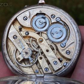 Foto inzerátu Stříbrné zdobené kapesní hodinky. RYTÝ STROJEK!