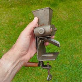 Foto inzerátu Velmi starý málo běžný mlýnek - do sbírky