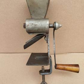 Foto inzerátu Velmi starý málo běžný mlýnek - do sbírky