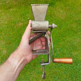 Fotka k inzerátu Velmi starý málo běžný mlýnek -  do sbírky / 19645808