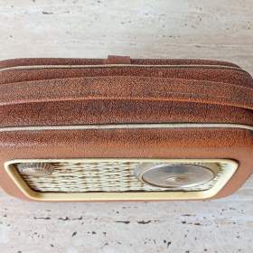 Foto inzerátu První československé tranzistorové rádio T58/T2800 z roku 1958, funkční