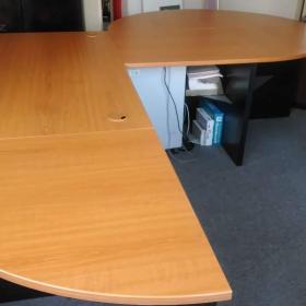Foto inzerátu  Stoly do kancelaře pro šefa