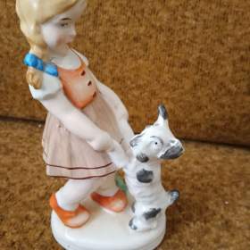 Fotka k inzerátu porcelánová soška Dívka se psem ( Sitzendorf) / 18912059