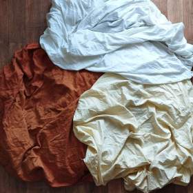 Foto inzerátu 4 napínací prostěradla, český výrobce Veba. Peřina s husím peřím.  Povlak na deku.