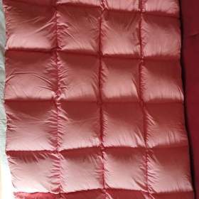 Foto inzerátu 4 napínací prostěradla, český výrobce Veba. Peřina s husím peřím.  Povlak na deku.