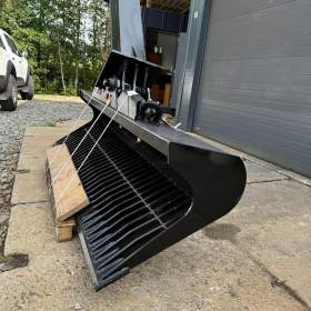 Foto inzerátu Hydraulická prolamovaná srovnávací lopata, hrábě 220 cm s prodloužením ramene 9-12t