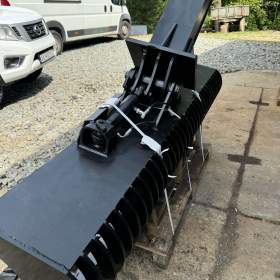 Foto inzerátu Hydraulická prolamovaná srovnávací lopata, hrábě 220 cm s prodloužením ramene 9-12t