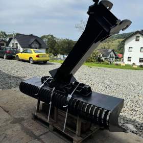 Foto inzerátu Hydraulická prolamovaná srovnávací lopata, hrábě 220 cm s prodloužením ramene 9-12t