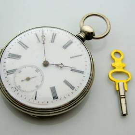 Fotka k inzerátu Stříbrné pánské gravírované kapesni hodinky -  kličovky -  funkční / 18519120