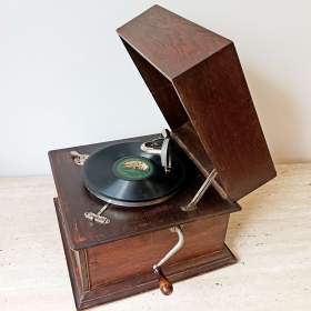 Starožitný dřevěný gramofon na kliku ve dřevěné skříni, plně funkční, krásně hraje / 19176857