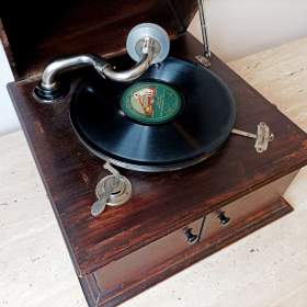 Foto inzerátu Starožitný dřevěný gramofon na kliku ve dřevěné skříni, plně funkční, krásně hraje