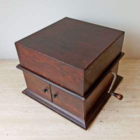 Foto inzerátu Starožitný dřevěný gramofon na kliku ve dřevěné skříni, plně funkční, krásně hraje