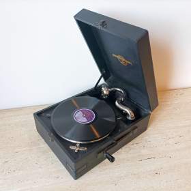 Fotka k inzerátu Krásný bytový doplněk -  starožitný gramofon na kliku Columbia plně funřní, top- top stav / 17791930