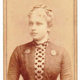 Fotka k inzerátu Fotoportrét mladé dámy na kartónu, rok cca 1875 / 17597300