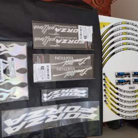 Foto inzerátu PRODÁM LEPKY NA SKÚTR HONDA FORZA 125,350!!!!!!