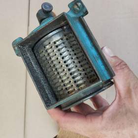 Foto inzerátu Starý ale zachovalý mlýnek na strouhanku zn. KOSMOS