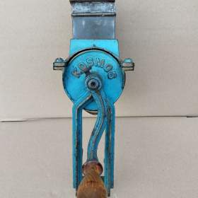 Foto inzerátu Starý ale zachovalý mlýnek na strouhanku zn. KOSMOS