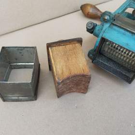 Foto inzerátu Starý ale zachovalý mlýnek na strouhanku zn. KOSMOS