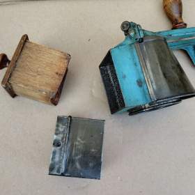 Foto inzerátu Starý ale zachovalý mlýnek na strouhanku zn. KOSMOS