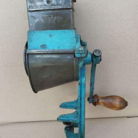 Foto inzerátu Starý ale zachovalý mlýnek na strouhanku zn. KOSMOS