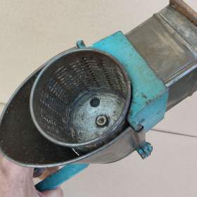 Foto inzerátu Starý ale zachovalý mlýnek na strouhanku zn. KOSMOS