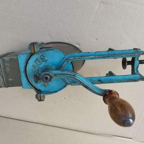 Foto inzerátu Starý ale zachovalý mlýnek na strouhanku zn. KOSMOS