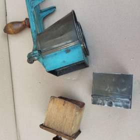 Foto inzerátu Starý ale zachovalý mlýnek na strouhanku zn. KOSMOS