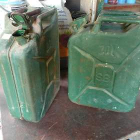 Foto inzerátu Starožitné kovové kanystry, objem 20l.