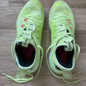 Fotka k inzerátu Basketbalové kotníkové boty SE500 žluté vel. 41 / 19265083