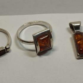 Fotka k inzerátu Sada stříbrných šperků s Jantarem / 19299720